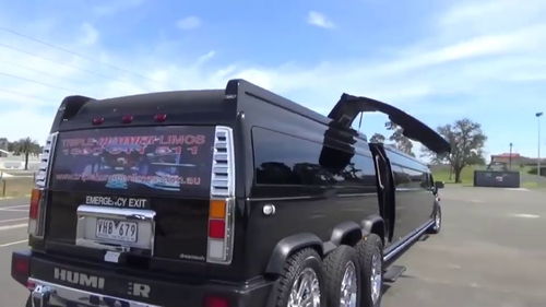 第一次見這種加長的豪車,車內(nèi)裝飾極其奢侈,真是貧窮限制想象