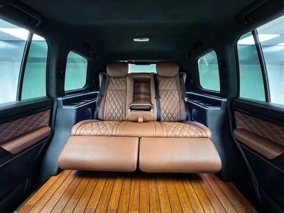 深圳工廠 陸巡/霸道普拉多改裝新潮流，電動沙發(fā)床與地板升級引領(lǐng)個性化車飾風尚